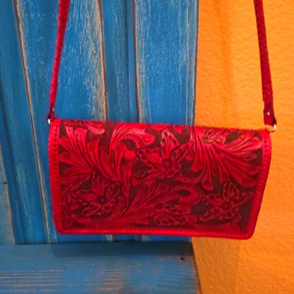 Que Chula Petite Grand Crossbody